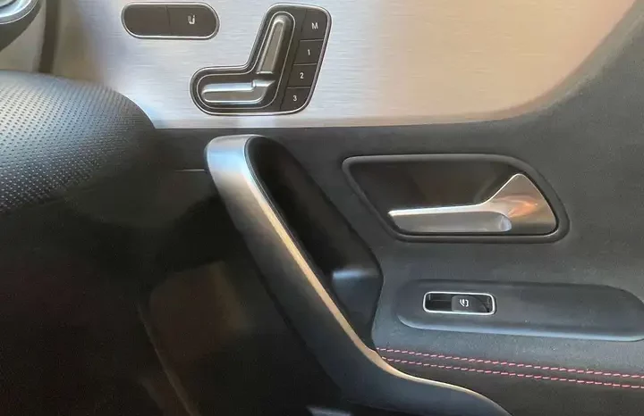 
								Mercedes-Benz A 200 full									
