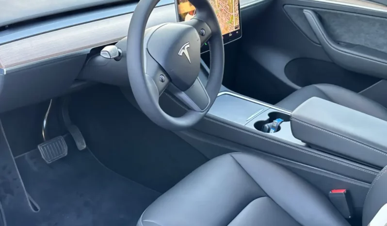 
								Tesla Model Y full									
